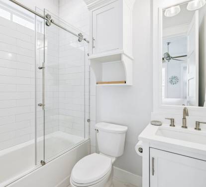 King Guest En-Suite - Single Vanity + Shower/Tub Combo