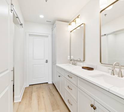 Primary King En-Suite - Dual Vanities