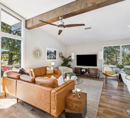 Spacious Living Area with Ample Seating - Perfect for Entertaining