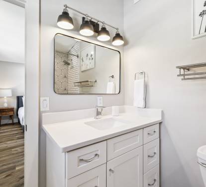King Guest En-Suite - Single Vanity