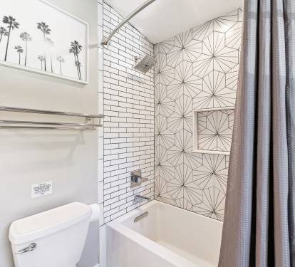 King Guest En-Suite - Shower/Tub Combo