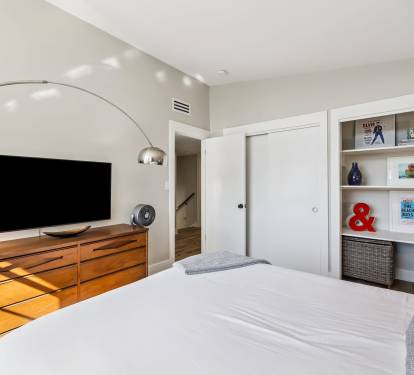 Queen Guest Suite - Equipped with a Flat-Screen TV