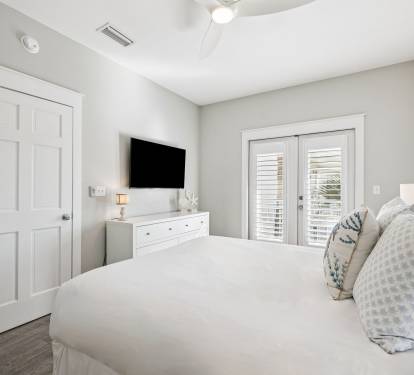 Queen Guest Suite - Balcony Access + Flat-Screen TV