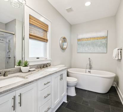 Primary King En-Suite - Dual Vanities + Soaking Tub