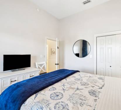 Queen Guest Suite - Equipped with a Flat-Screen TV