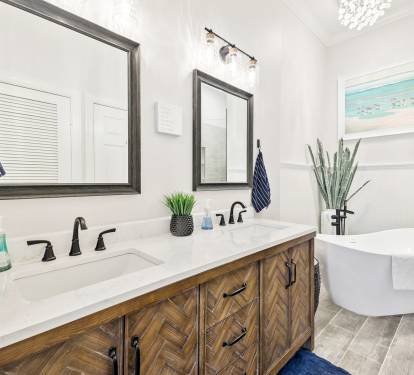Primary King En-Suite - Dual Vanities + Spa Like Soaking Tub