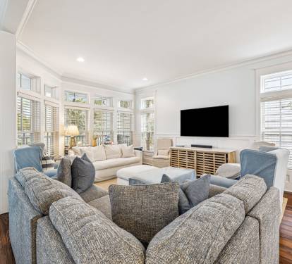 Bright & Cozy Living Area with Ample Seating