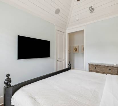 King Guest Suite - Equipped with a Flat-Screen TV