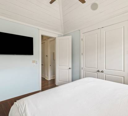 King Guest Suite - Equipped with a Flat-Screen TV