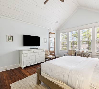 Primary King Suite - Private Balcony Access + Flat-Screen TV