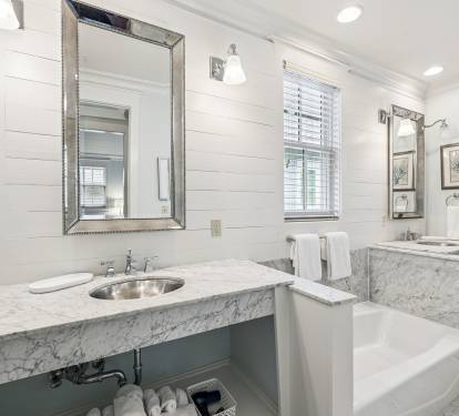 Primary King En-Suite - Dual Vanities + Soaking Tub