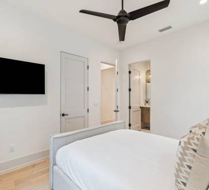 Queen Guest Suite - Equipped with a Flat-Screen TV