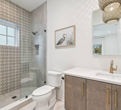 Queen Guest En-Suite - Single Vanity + Walk-In Shower