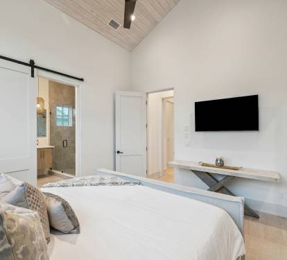 King Guest Suite - Equipped with a Flat-Screen TV
