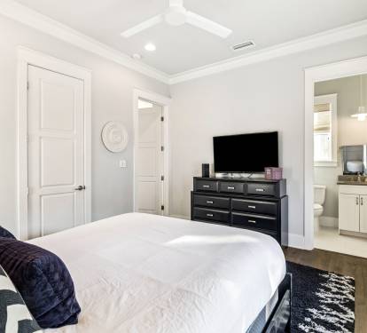 Queen Guest Suite - Equipped with a Flat-Screen TV