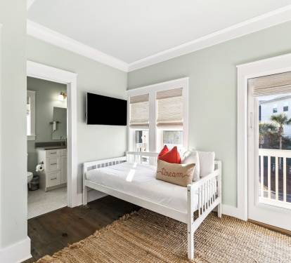 Queen Guest Suite - Additional Twin Daybed, Flat-Screen TV & Balcony Access