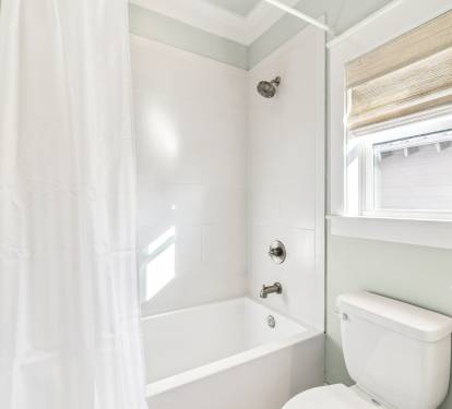 Queen Guest En-Suite - Shower/Tub Combo