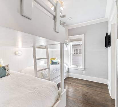 Twin Bunk Room - Equipped with a Flat-Screen TV