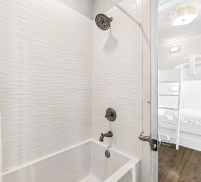 Bunk Room En-Suite - Shower/Tub Combo