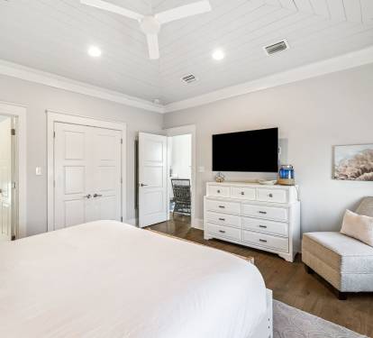 King Guest Suite - Equipped with a Flat-Screen TV
