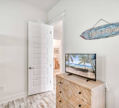 Bunk Room - Equipped with a Flat-Screen TV
