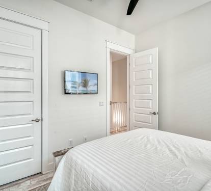 Queen Guest Suite - Equipped with a Flat-Screen TV