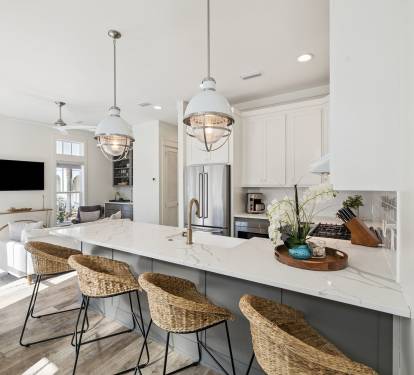 Bar Seating for 4 - Perfect for Breakfast or Quick Bites!