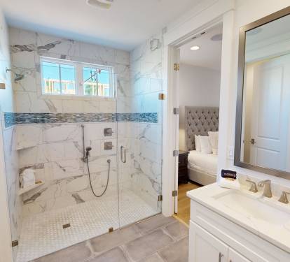 Master Bathroom (1st Floor)