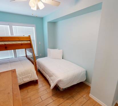 Guest Bedroom (1st Floor)