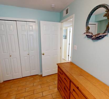 Guest Bedroom (1st Floor)