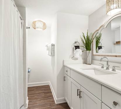 Main level Bathroom 1 Shoreline Garden 16