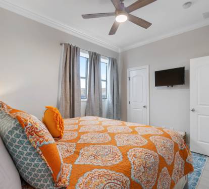Main Floor Guest Bedroom (King)
