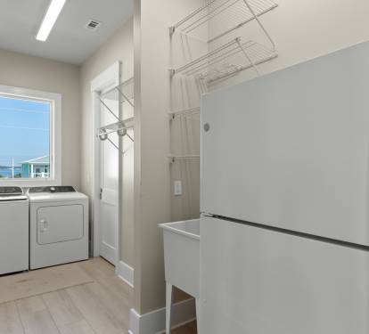 3rd Floor Wash Room Off Living