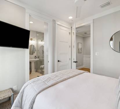 Queen Guest Suite - Equipped with a Flat-Screen TV