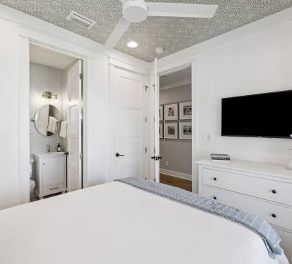 Queen Guest Suite - Equipped with a Flat-Screen TV