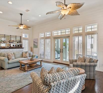 Spacious Living Area with Ample Seating