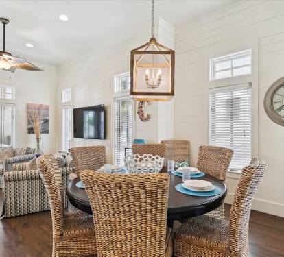 Dining Area with Seating for 6!