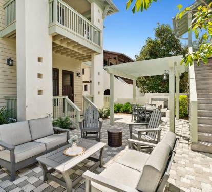 Private Courtyard - Perfect for Gathering with Friends & Family
