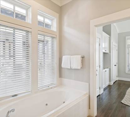 Primary King En-Suite - Large Soaking Tub
