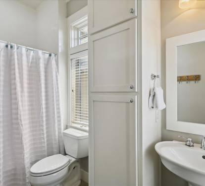 King Guest En-Suite - Single Vanity & Shower/Tub Combo