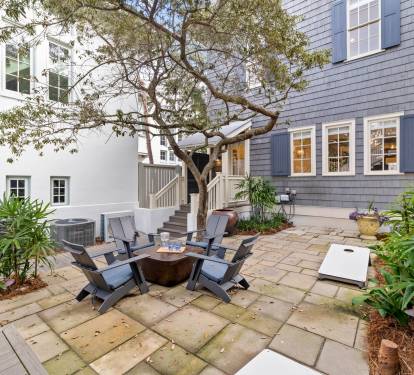 Private Courtyard - Play Cornhole!