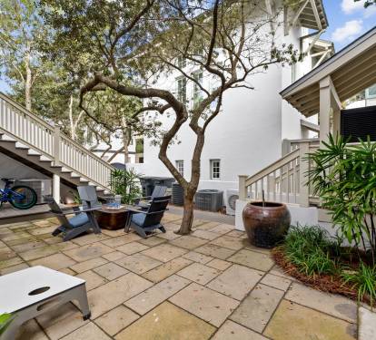 Private Courtyard!