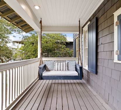 Lounge in the Daybed Swing!