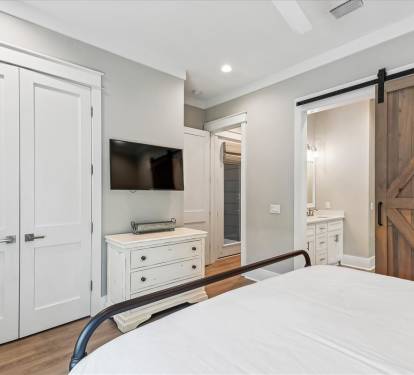 King Guest Suite - Equipped with a Flat-Screen TV