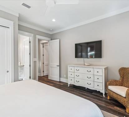King Guest Suite - Equipped with a Flat-Screen TV