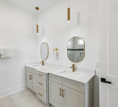 King Guest En-Suite - Dual Vanities