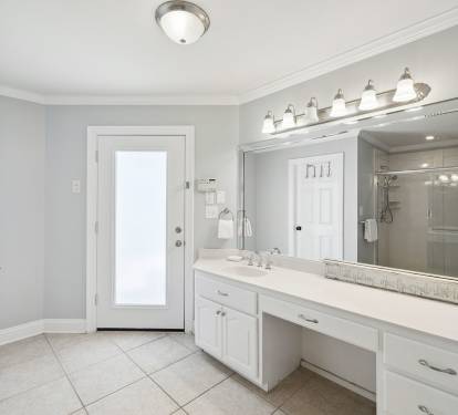 King Guest En-Suite - Single Vanity