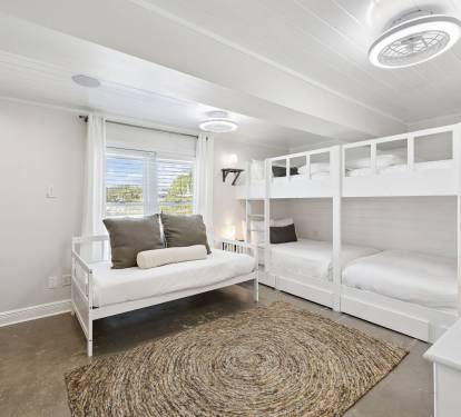 1st Floor - Queen Bunk Room