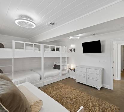 Queen Bunk Room - Twn Daybed, Flat-Screen TV & Dedicated Workspace