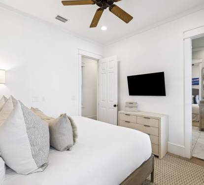 Queen Guest Suite - Balcony Access + Flat-Screen TV